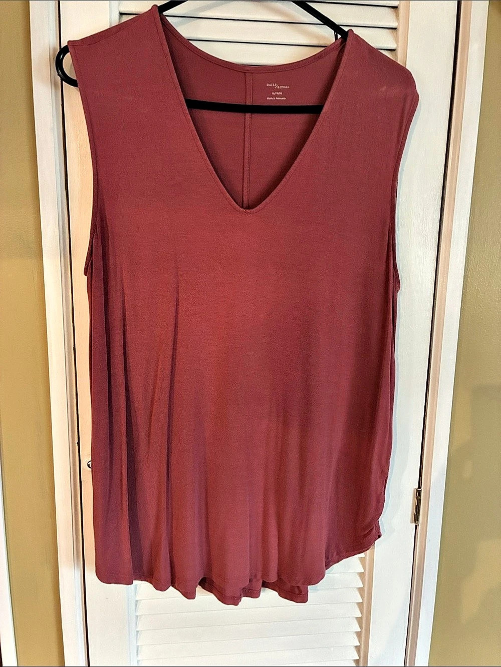 Daily Ritual Sleeveless V-Neck Top in Red XL Like New